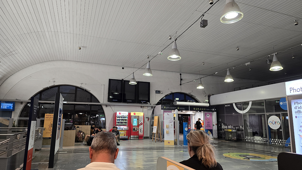 리옹 페라슈역 쉼터