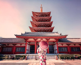 도쿄의 성 앞에 기모노를 입은 나의 모습