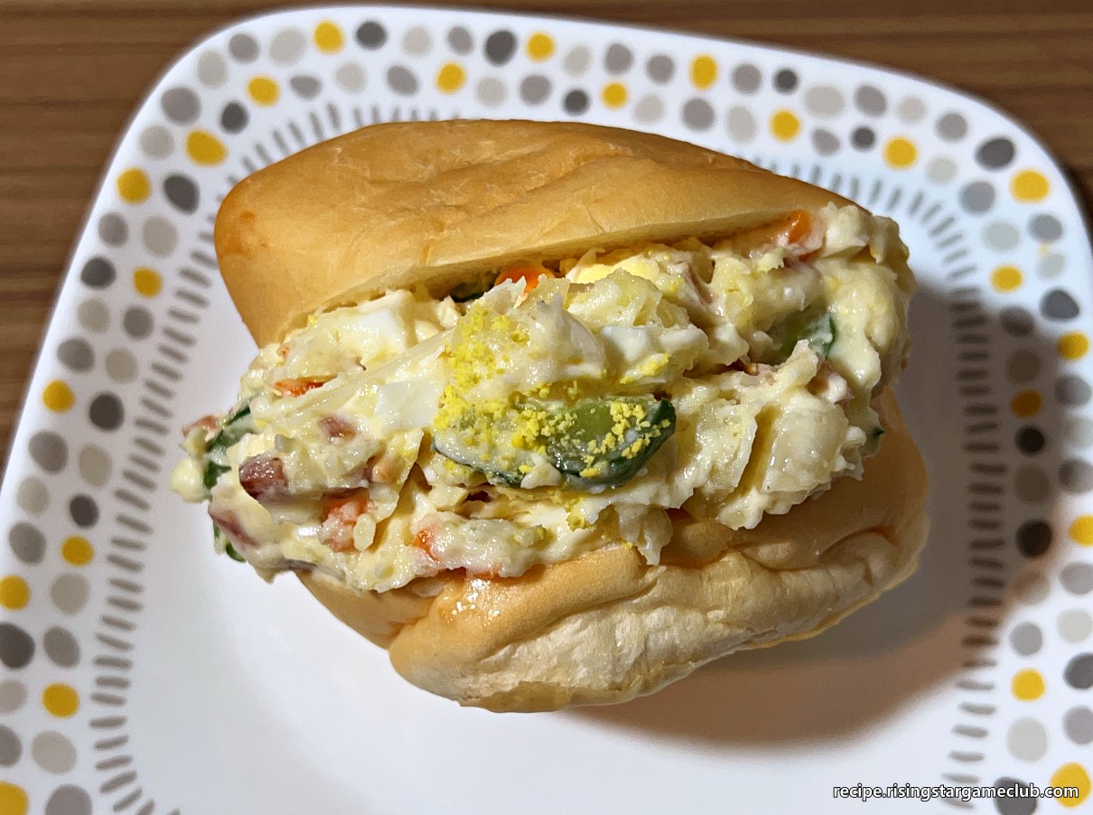 샐러드 빵 (사라다 빵)을 만들어 놓은 사진