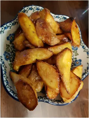 꽃모양 그릇에 담긴 설탕으로 코팅되어 바삭해진 노란 고구마 맛탕