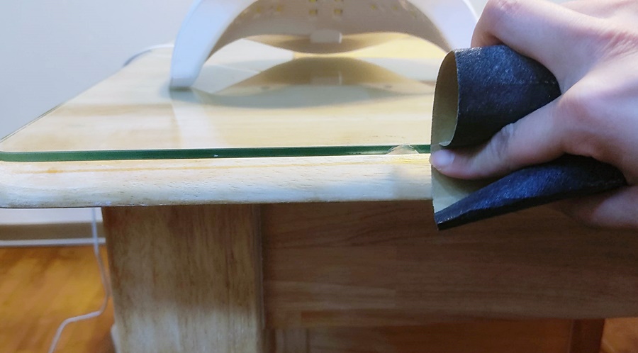 매끄럽게 사포로 갈아내는중