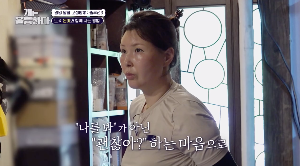 진심으로 경청하고 있는 여자 보호자