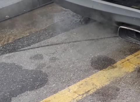 자동차 머플러 수증기