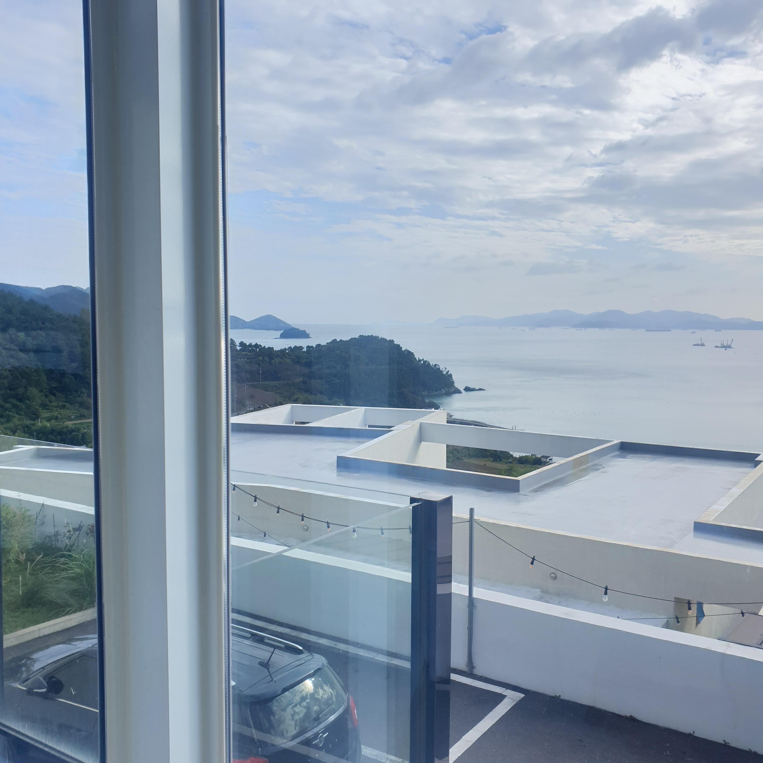 주방에서 바라 본 바다 풍경