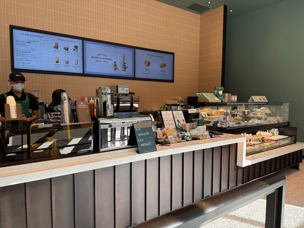 스타벅스 교대역 3번 출구점 내부 전경