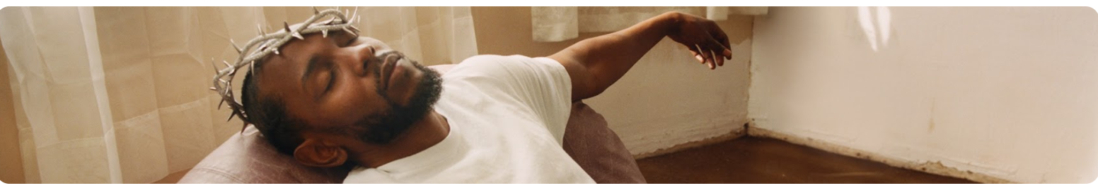 퓰리처 상 수상자, 켄드릭 라마가 소파에 기대어 누워있는 모습