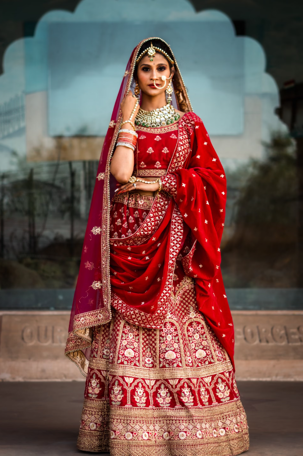 빨간색 사리 의상을 입은 여자