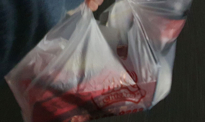 신나게 치킨사서 오는 사진