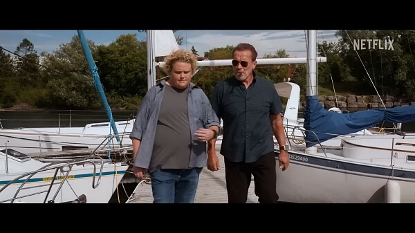 선착장을-걷고-있는-두-사람