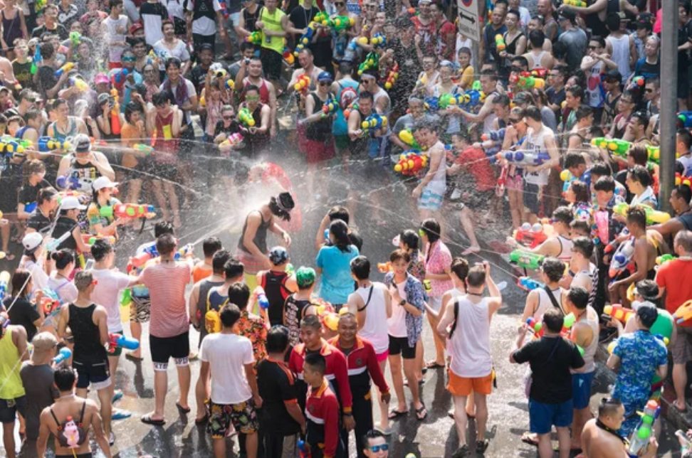 태국의 새해 물 축제, 송끄란(Songkran) – 전통과 현대가 어우러진 세계인의 축제