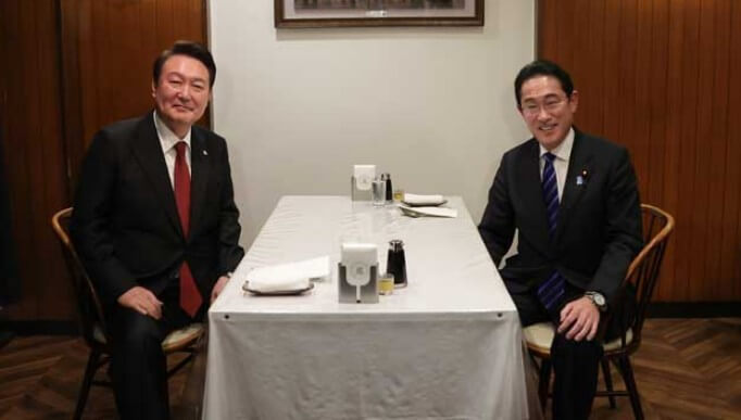 윤석열 대통령과 기시다후미오총리가 마주 앉아 있는 사진입니다.