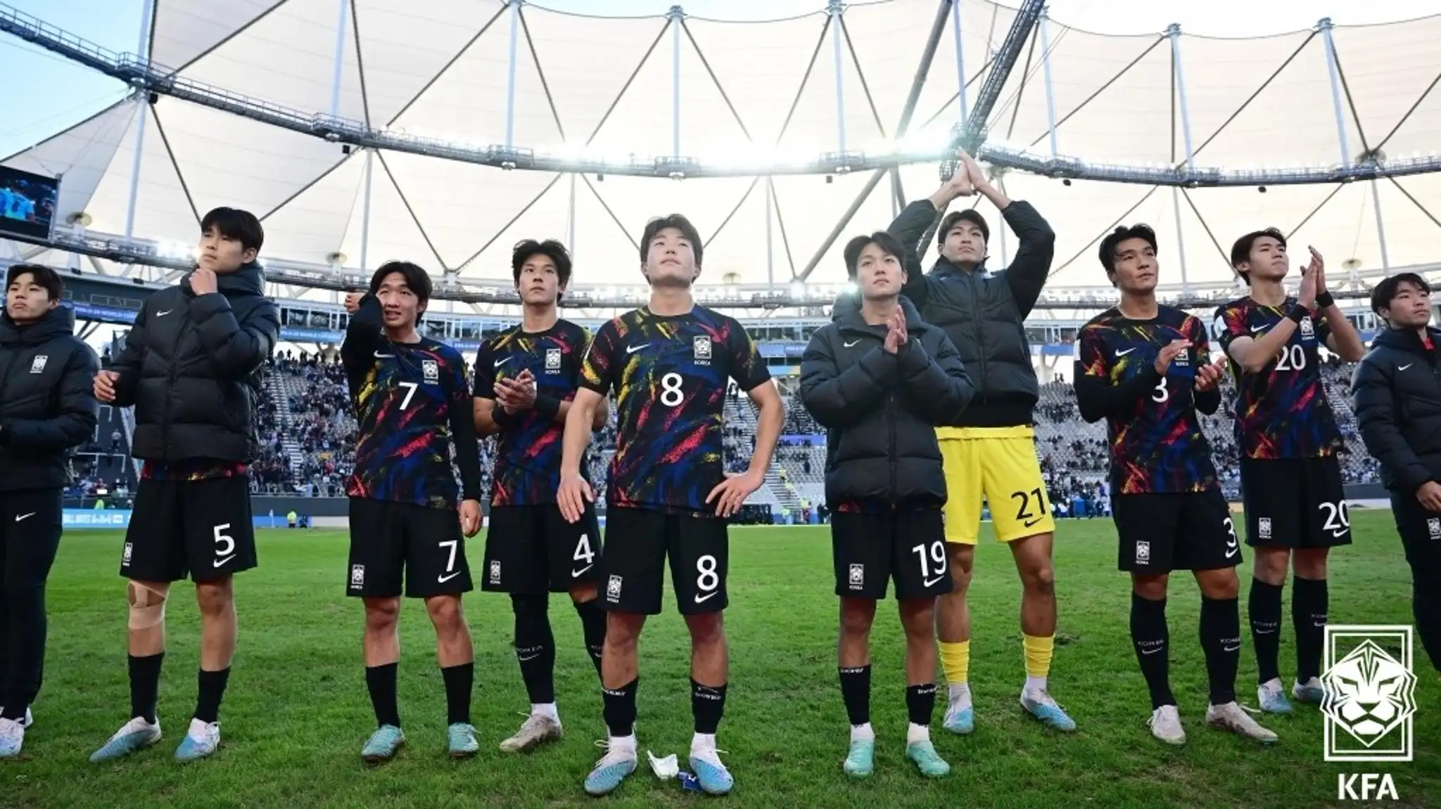 U-20 월드컵 3&middot;4위전을 마치고 응원단에게 인사하는 대한민국 선수들