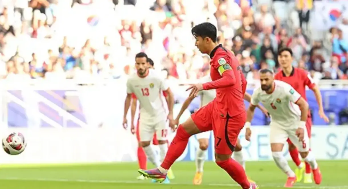 붉은 유니폼을 입은 손흥민이 오른발로 살짝 공을 차는 모습