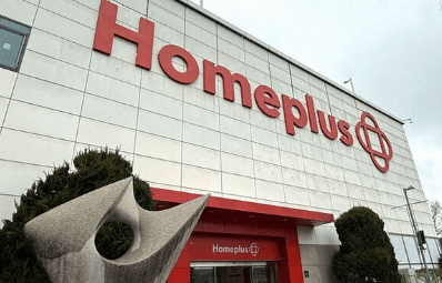 마지막 영업일 공지 붙은 출입구