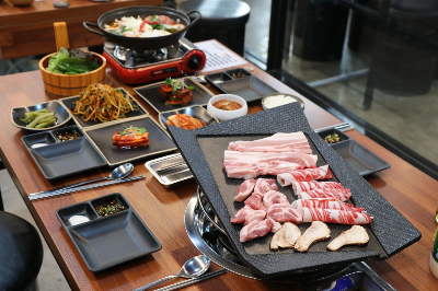 멸치쌈밥과 고기 모듬