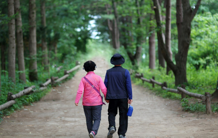 노부부 다정히 손잡고