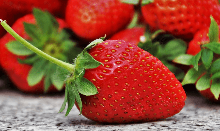 1월 제철 음식 딸기가 놓여 있다