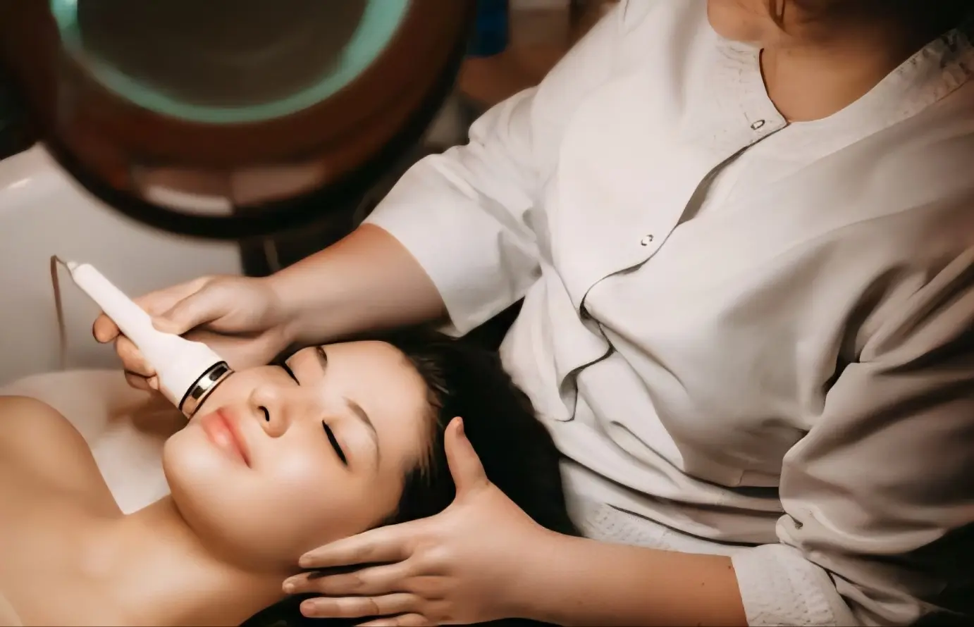 정확한 진단을 위해 피부과 전문의의 진료를 받는 것이 가장 안전합니다