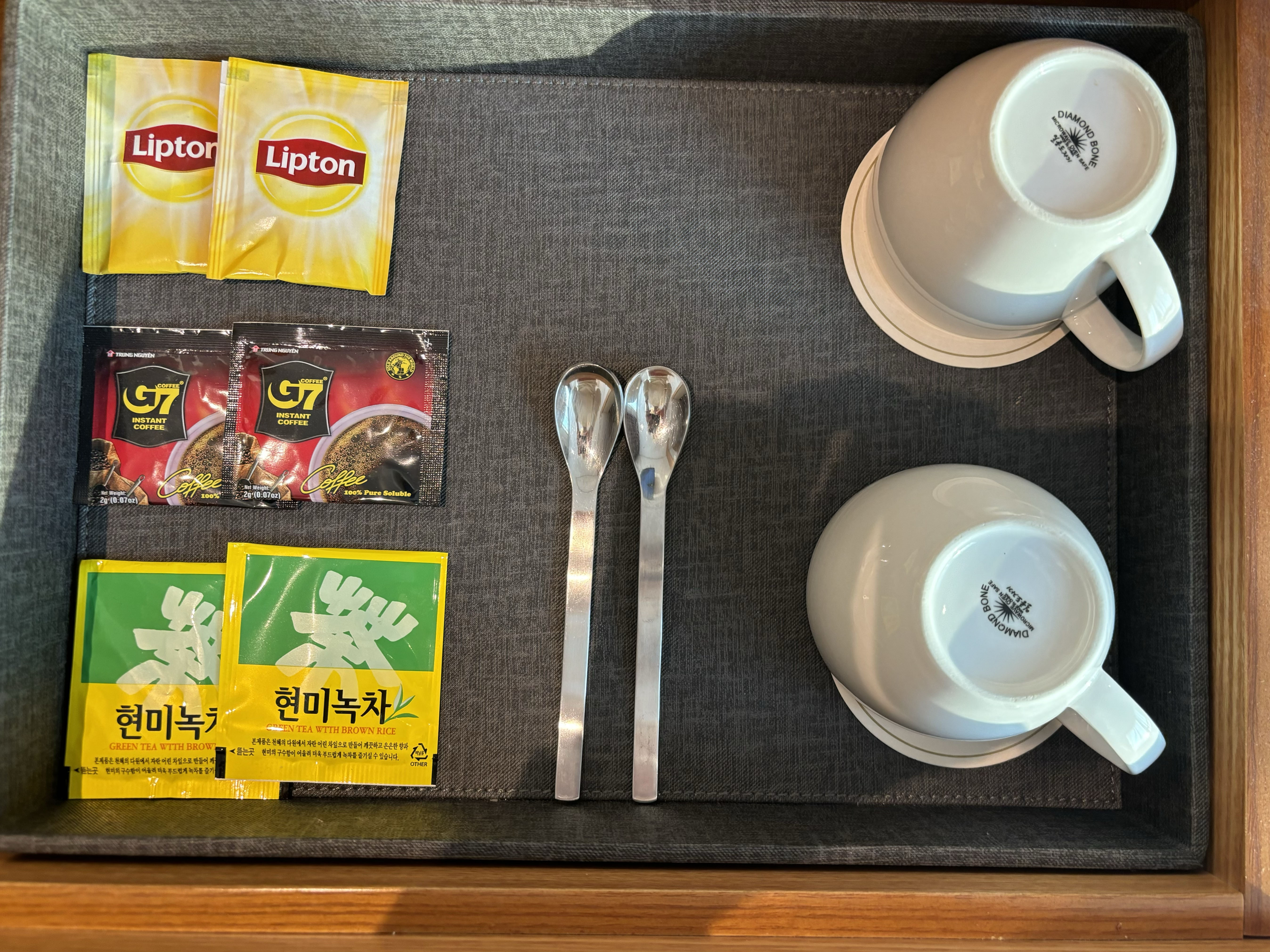 커피와 차가 놓여있다.