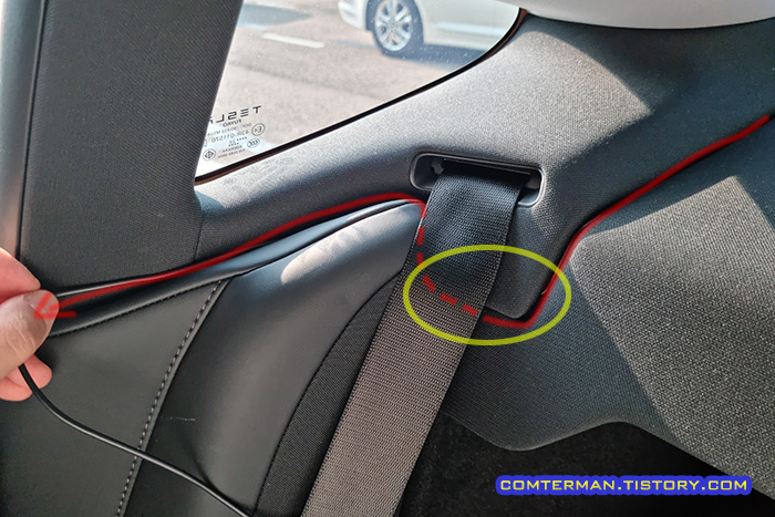 테슬라 모델3 하이랜드 후방 블랙박스 배선 뒷 좌석