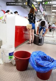 비가-새서-양동이를-군데군데-받쳐놓은-처량한-상황