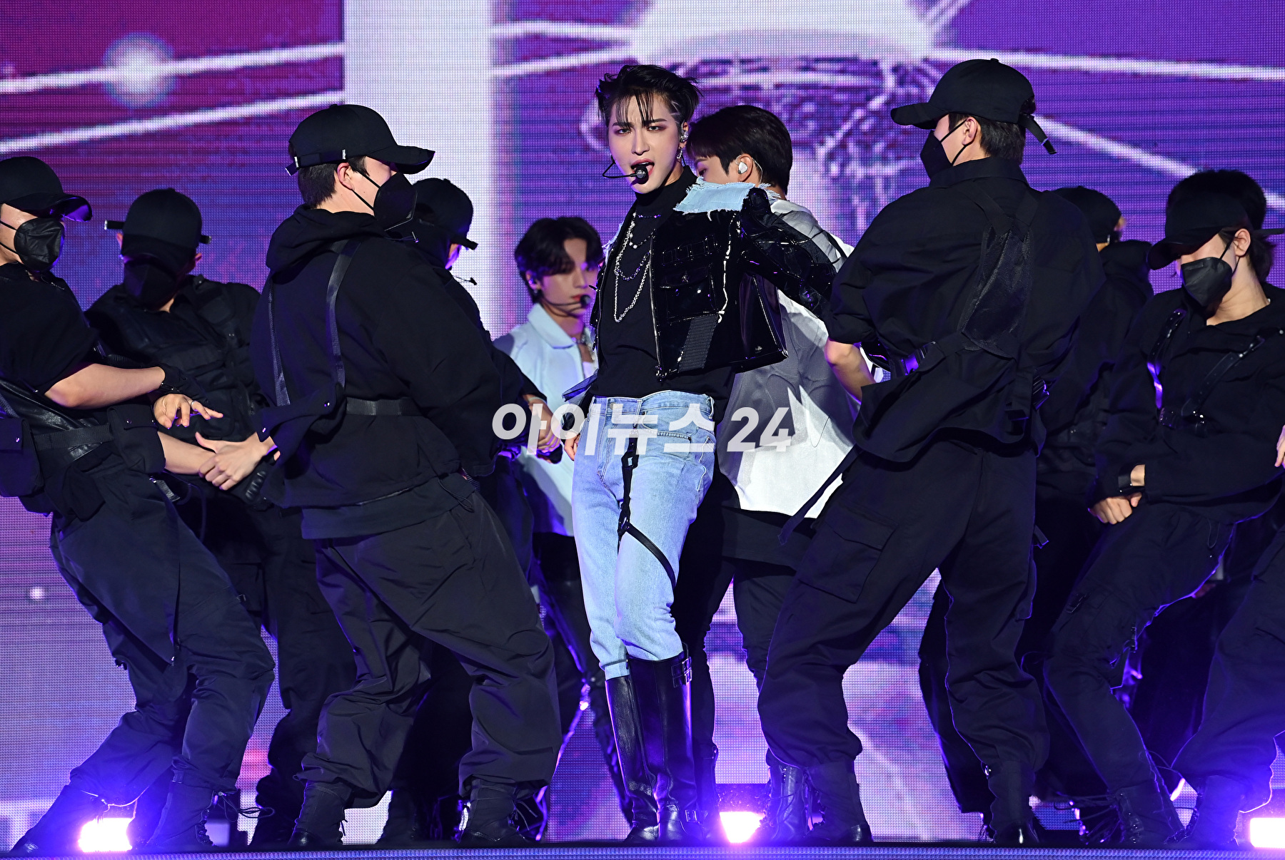 그룹 에이티즈가 28일 오후 서울 광진구 군자동 세종대학교 대양홀에서 열린 신보 '더 월드 에피소드 1 : 무브먼트(THE WORLD EP.1 : MOVEMENT)' 발매 기념 쇼케이스에서 포즈를 취하고 있다. [사진=김성진 기자]