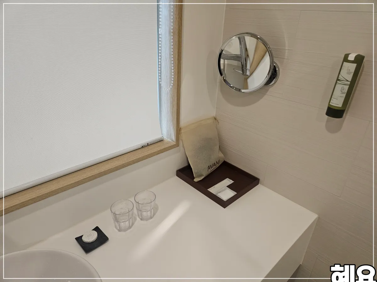 세면대-위에-비누와-어매니티가-있다