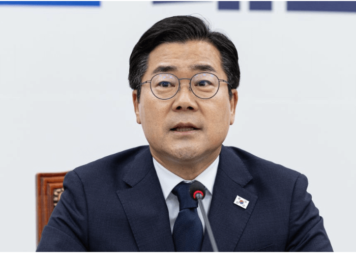 정청래 대표가 문서를 펼쳐놓고 설명하고 있다.