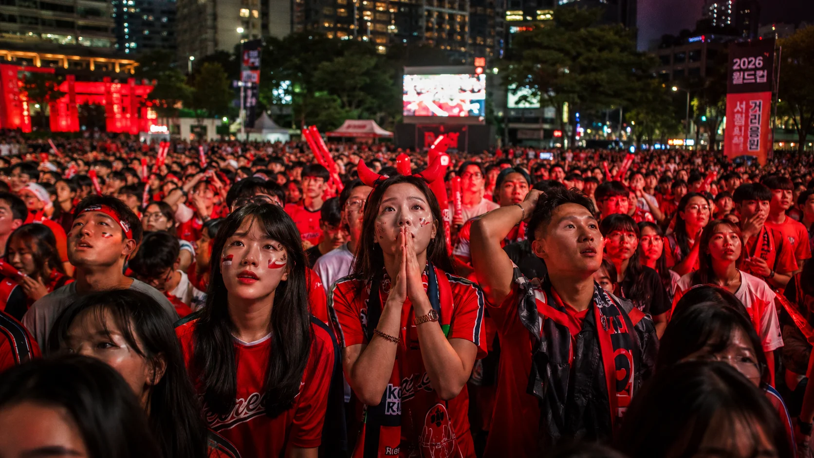 2026 월드컵 거리 응원전 붉은 물결 AI 사진 프롬프트 소개, 스마트폰으로 촬영한 실제 현장 느낌