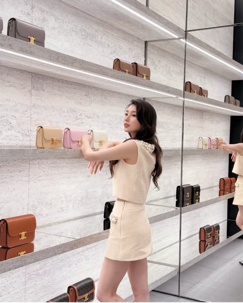 수지셀린느, 수지공항패션, 수지귀국패션, 수지패션, 수지트리옹프백, 셀린느트리옹프, 셀린느가방추천, 셀린느공항룩, 셀린느코디, 셀린느앰버서더, 뷔셀린느, 박보검셀린느, 셀린느25ss, 파리패션위크2025, 수지패션분석, 수지셀린느룩, 수지착장정보, 셀럽공항패션, 셀럽명품가방, 여자공항패션, 명품패션, 명품가방추천, 프렌치시크룩, 꾸안꾸공항패션