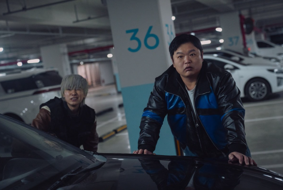 자동차 앞에 서 있는 모습