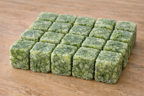 소분된 청경채 큐브와 냉동 보관 지퍼백