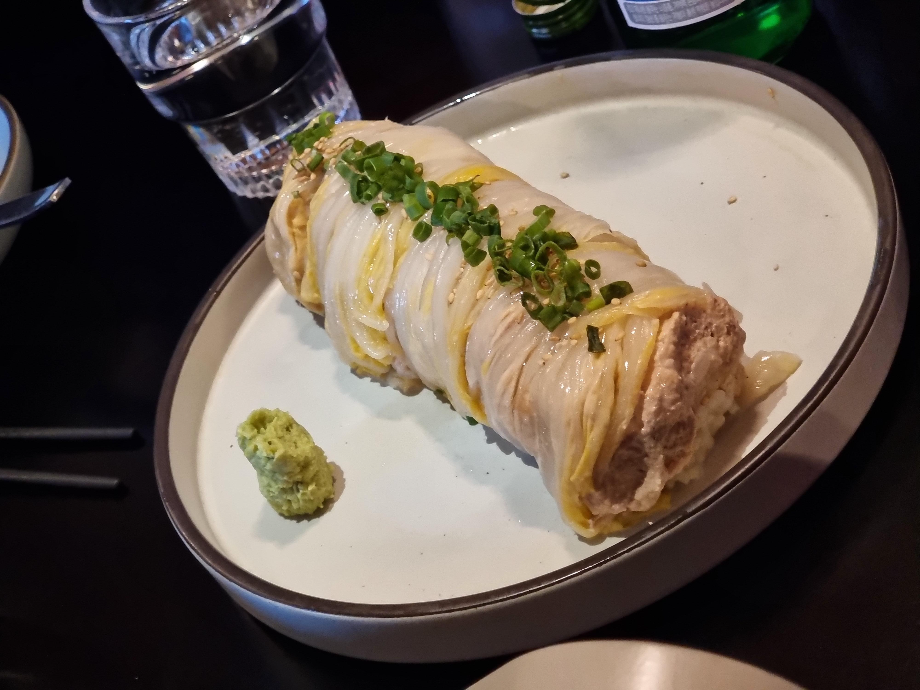 큼직한 크기에 플레이팅 깔끔하게 나오는 묵은지 참치말이.