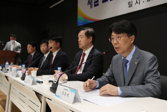 정부의 의과대학 정원 확대와 필수의료 정책 패키지에 대해 의료계의 반발 움직임이 확산하는 가운데 개원의 사이에서도 야간&middot;주말 진료를 축소하자는 의견이 나오고 있다. 사진은 지난해 5월 15일 '실손보험 간소화법 반대 기자회견'에서 발언하고 있는 김동석 대한개원의협의회장(오른쪽). [사진=뉴시스]