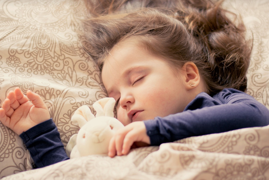 잠 자는 아기를 표현하는 사진