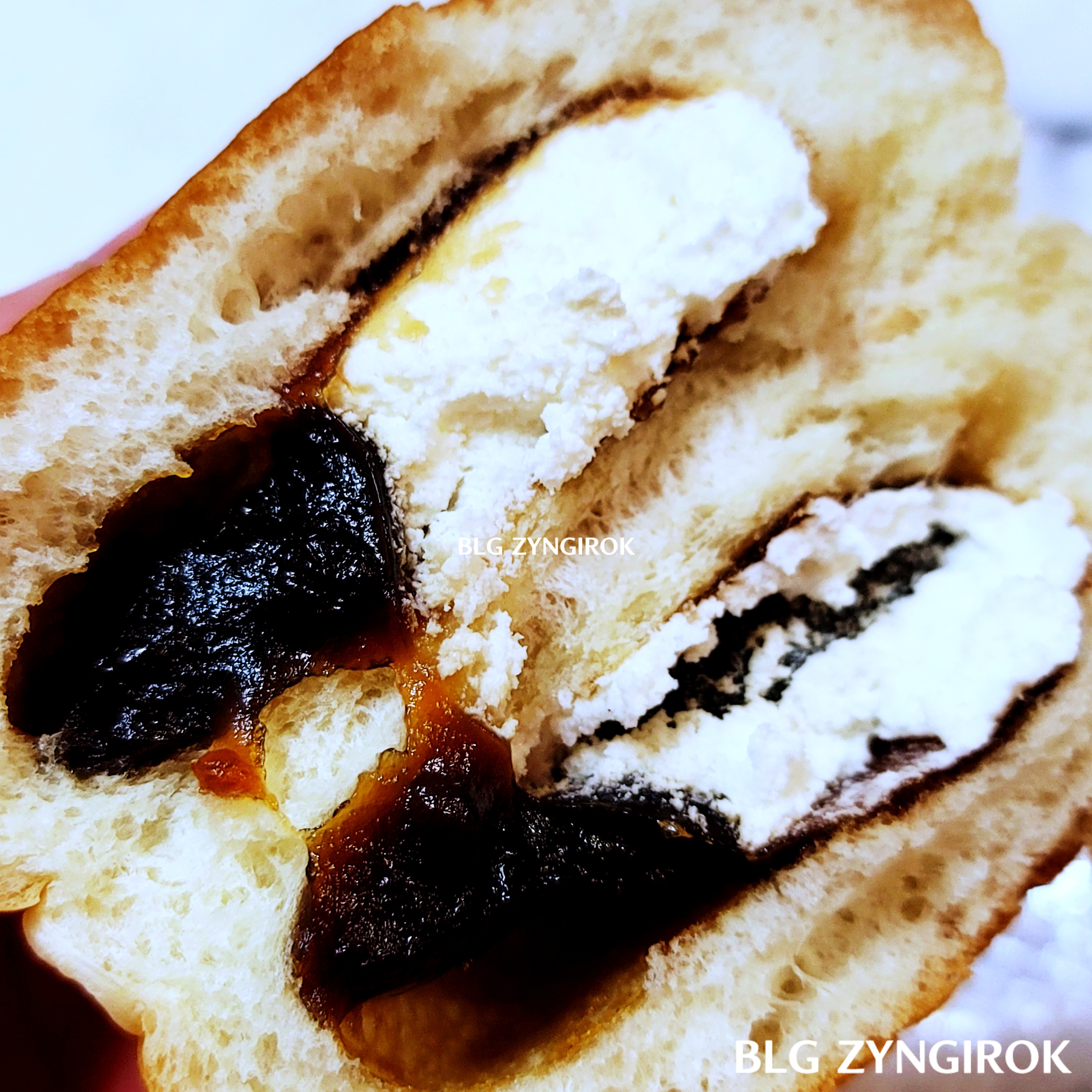 아구몬의-허니크림빵을-반으로-가른모습니다.-꿀과-크림이-반반씩-들어있다.