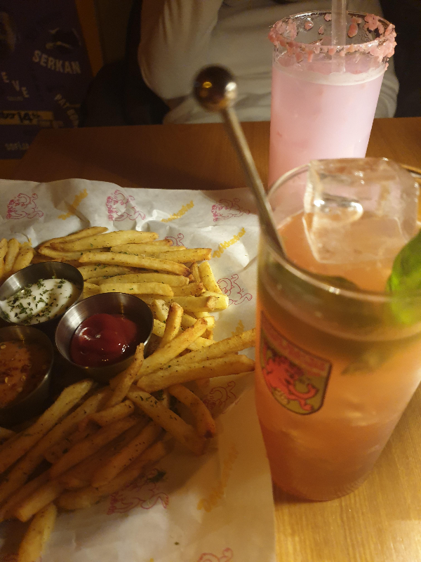 감자튀김과 흥 칵테일 뒤에 조금 마신 끼 칵테일도 보인다.