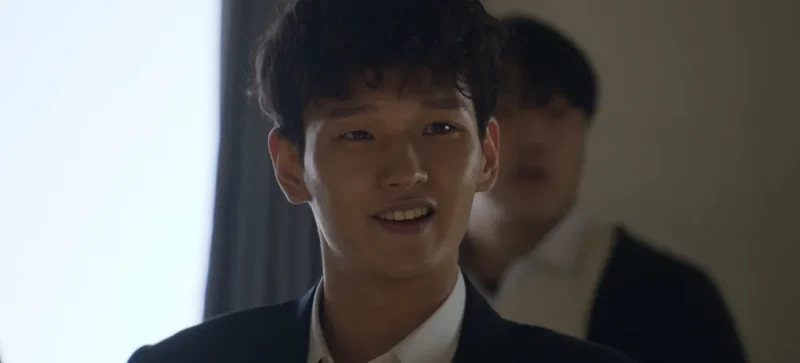 짙은 남색 교복을 입고 서 있는 드라마 무빙의 방기수 캐릭터