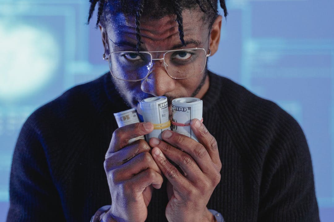 보이스피싱 범죄 수익을 움켜쥔 남성의 모습