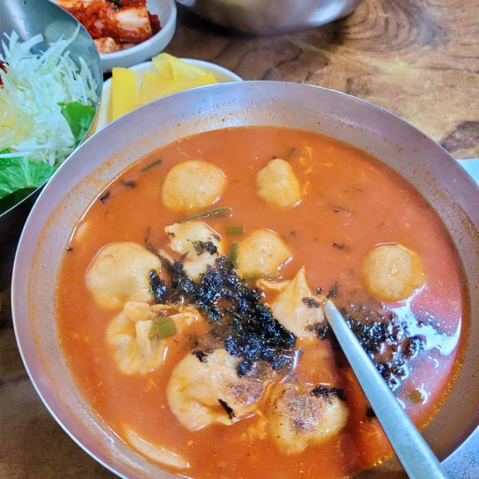 생방송 오늘저녁 청주 무심천 벚꽃길 서문시장 고추만둣국 맛집