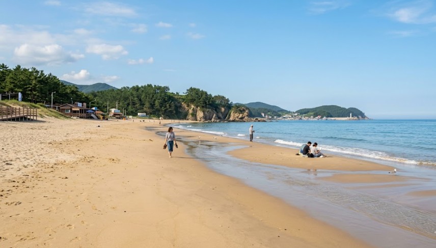 한산하고 여유로운 평일 오후의 기장 일광 해수욕장 해변, 잔잔한 물결과 부드러운 모래사장