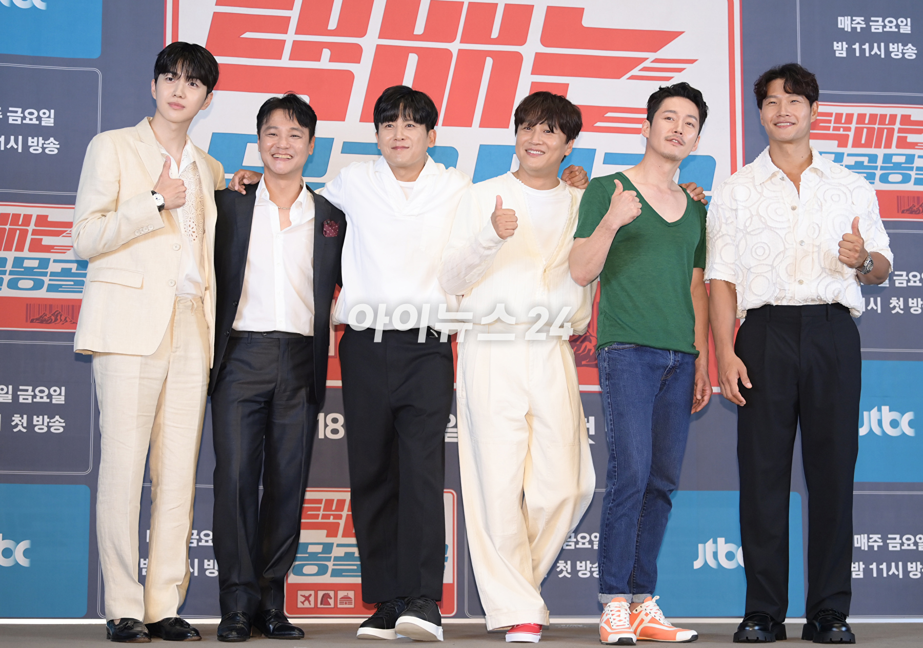 (왼쪽부터)강훈-홍경인-홍경민-차태현-장혁-김종국이 2일 오후 서울 서초구 잠원동 더 리버사이드호텔에서 진행된 JTBC 신규 예능 프로그램 &#39;택배는 몽골몽골&#39; 제작발표회에 참석하고 있다. [사진=정소희 기자]