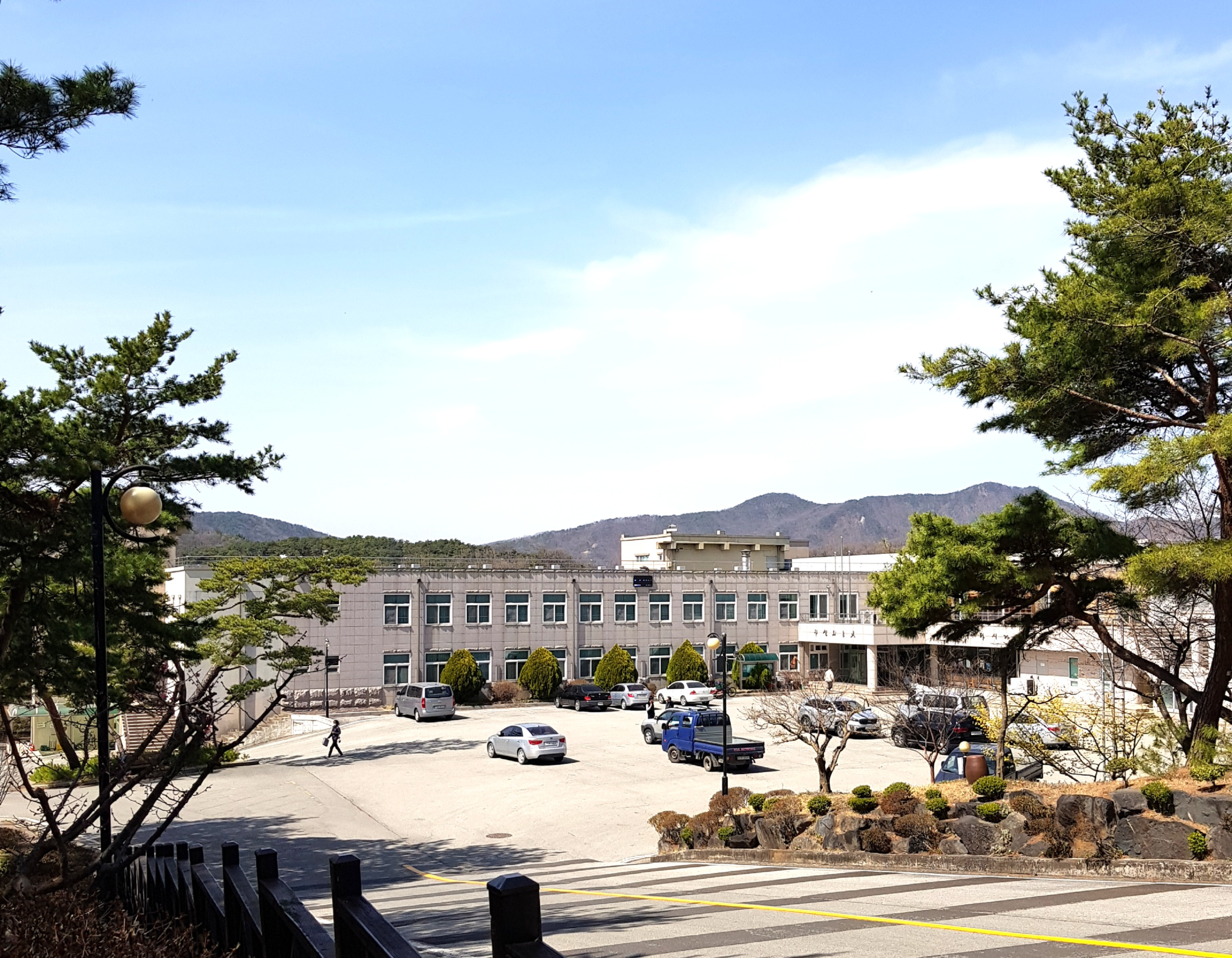 자연이 어우러진 넓은 마음수련 메인센터 전경
