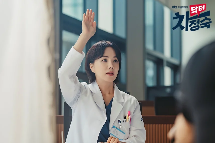 닥터차정숙-드라마속-장면으로-정숙이-손을들고-자신이라-얘기하는-모습