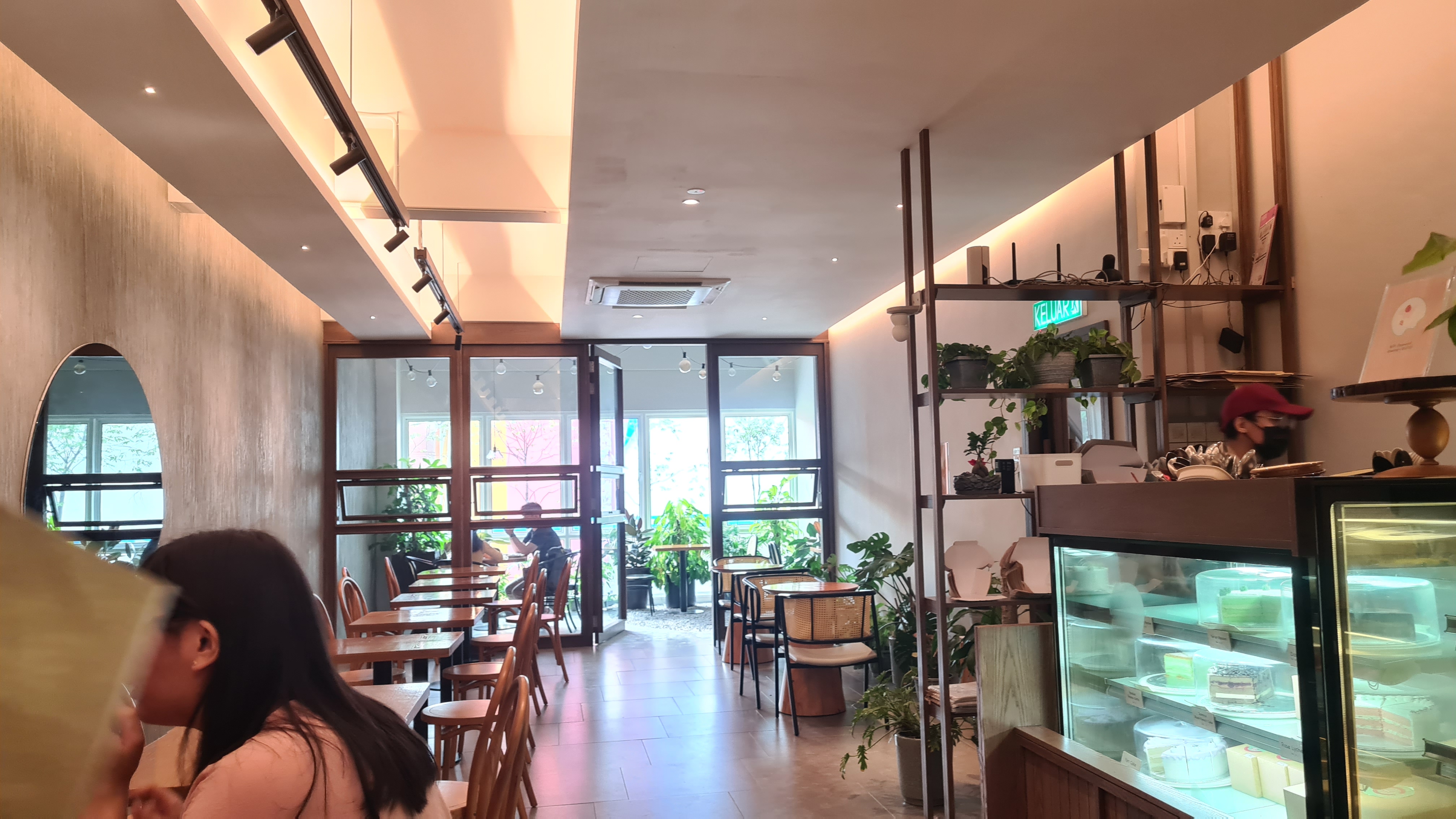 식물과 분위기있는 조명 연출이 잘 어울어진 까페 내부