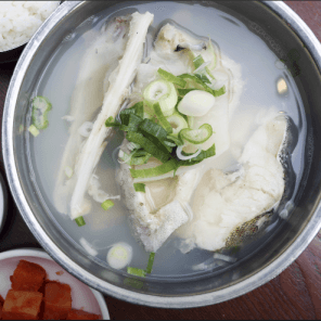 쇠그릇안에 대구탕이 가득담긴 이미지