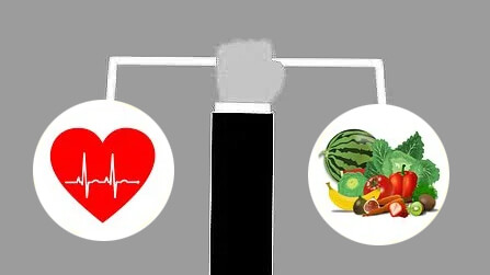 심장과 과일을 양쪽에 들고 있는 일러스트