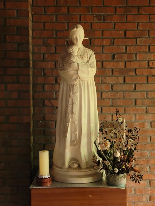 사진은 서울 성산동성당 안에 있는 성모자상 사진입니다. 한국식으로 한복을 단아하게 입으신 성모님과 역시 한복을 입고 성모님 안에서 포근하게 잠들고 있는 아기 예수님의 모습이 너무나도 평화로웠습니다.