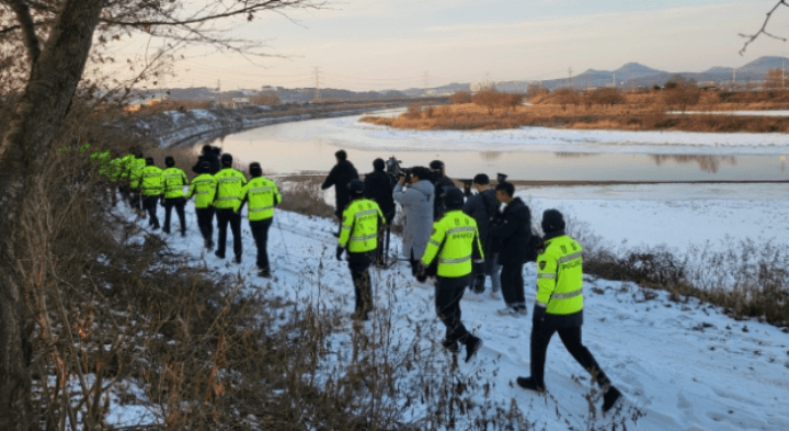 경찰-눈-저수지