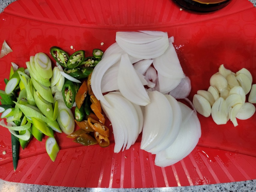 돼지고기 간장제육볶음 재료 손질 양파 채썰기 대파 어슷썰기 고추 슬라이스